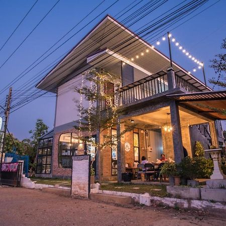 Yoji House And Cafe Hostel Ban Wiang Buitenkant foto